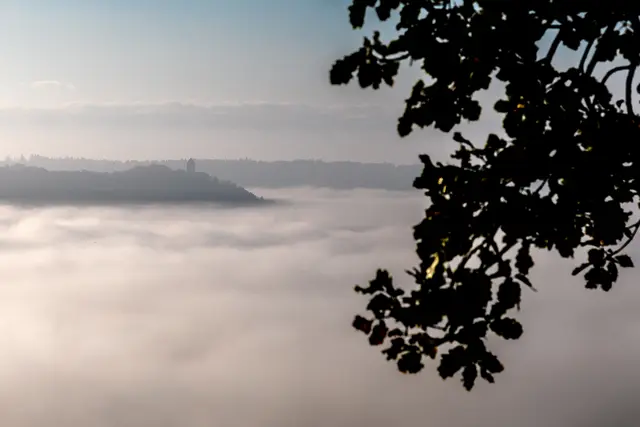 Über den Wolken muß die Freiheit wohl grenzenlos sein ...
Burg Lichtenberg über dem Nebelmeer. | Foto: Egon Groß