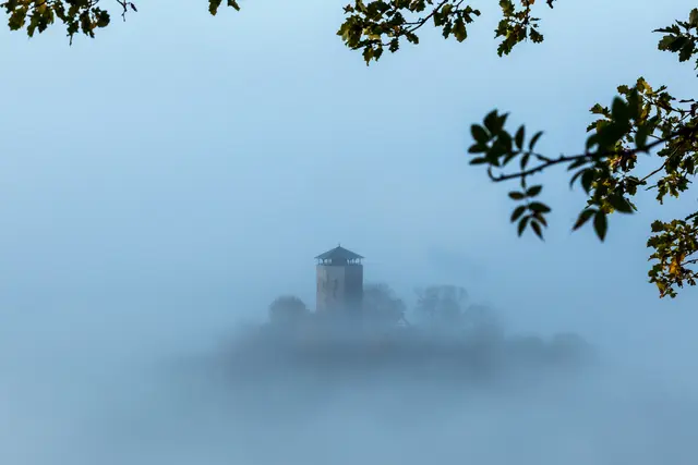 Halloween läßt nochmals grüßen ...
Burg Hohenbeilstein taucht langsam auf im Nebelmeer kurz vor Sonnenaufgang. | Foto: Egon Groß