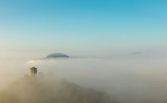 Burg Hohenbeilstein, Forstkopf und Wunnenstein kämpfen sich langsam durch die Nebeldecke. | Foto: Egon Groß