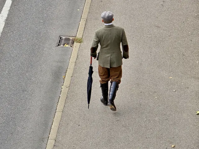 Typische klassischer Landhausstil. Tweed-Jacke, Kniebundhose, Reit-oder Jagdstiefel, Schirmmütze und Regenschirm. Eine Mischung aus Eleganz und Funktionalität, besonders in ländlichen Regionen Grossbritanniens verbreitet - heute auch in Heilbronn.  | Foto: Heidrun Rosenberger 