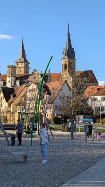 Das Bild des Monats März lädt zum Verweilen auf der Allmand ein. Für den ersten März mit Sonnenschein im Gepäck und die Kulisse der Stadt Öhringen war bisher der beste Tag. | Foto: Volker Wagner 