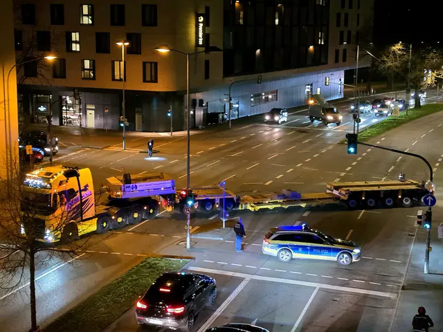 Unbeladener Schwerlasttransporter in der Nacht beim Rückwärtsrangieren in  Heilbronn. | Foto: Heidrun Rosenberger 