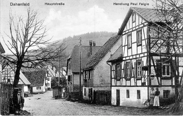 Frühere Handlung Faigle mit Blick auf die heutige Kreuzstraße, früherer Gaststätte "Fässle" (Zum Engel), davor das alte Waaghäusle und ein Brunnen | Foto: Bildarchiv Alfred Kieser