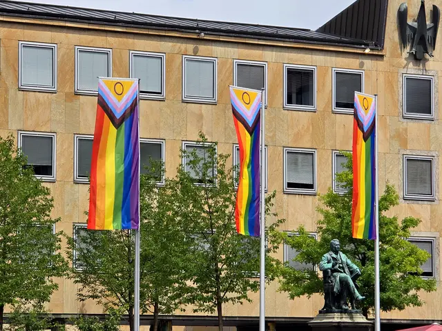 Sie wird häufig an öffentlichen Gebäuden, wie hier vor dem Heilbronner Rathaus auf dem Marktplatz, gehisst, um ein Zeichen für Vielfalt, Toleranz und Gleichberechtigung zu setzen. | Foto: Heidrun Rosenberger