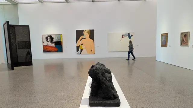 https://meine.stimme.de/kuenzelsau/c-musik-kultur/lovis-corinth-liegender-weiblicher-akt-1915_a283558

Ausstellungsansicht 
im Vordergrund:
Hans Josephsohn (1920 – 2012), Ohne Titel , 1971 (Guss / Cast 1980), Bronze 
Sammlung Würth, Inv. 14230 
von links nach rechts: 
Robert Longo, Ohne Titel (Kosmonautin Tereshkova), 2015, 
Sammlung Würth, Inv. 18371
Xenia Hausner, In Flagranti, 2003, Sammlung Würth, Inv. 7771
Axel Katz, Morning Nude, 1982, Sammlung Würth, Inv. 16992
Donna Stolz, It's a thin line, 2010, Sammlung Würth, Inv. 18549
Piet Mondrian, Zeeuws Meisje, 1909, Sammlung Würth, Inv. 8552
Claude Emile Schuffenecker, Nude Seated on a Bed, 1885, Inv. 14229
im Vordergrund:
Hans Josephsohn (1920 – 2012), Ohne Titel , 1971 (Guss / Cast 1980), Bronze 
Sammlung Würth, Inv. 14230 
  
 | Foto: Eigene Aufnahme _ Sammlung Würth 